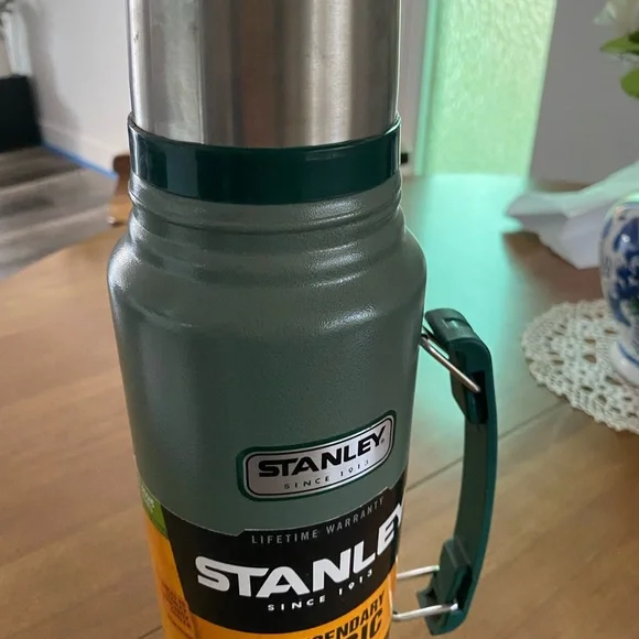 New without tags Stanley Legendary Classic Green Vacuum Bottle - Picture 3 of 5